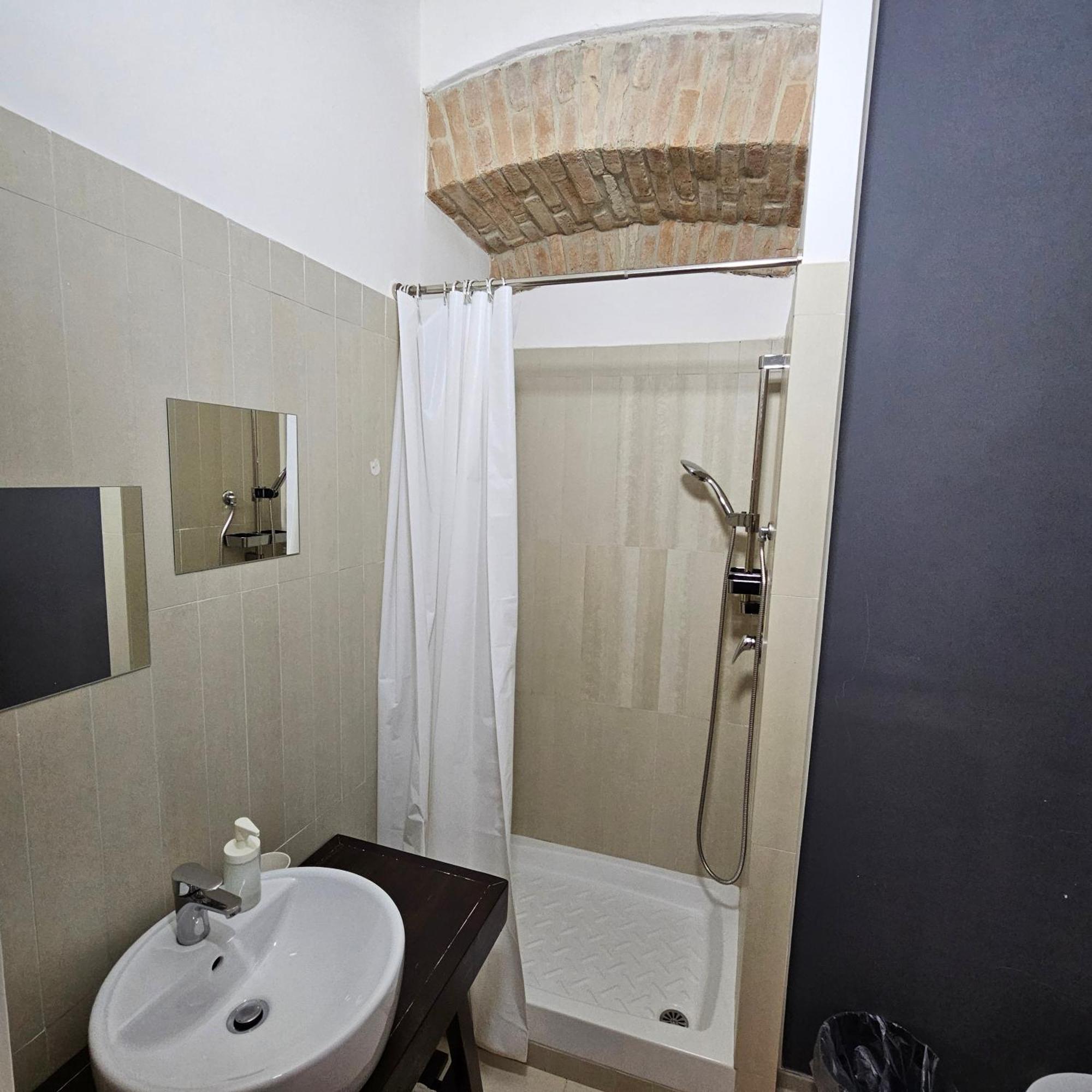 Room & Parking In Centro Citta Con Parcheggio Privato E Wifi โปเตนซา ภายนอก รูปภาพ