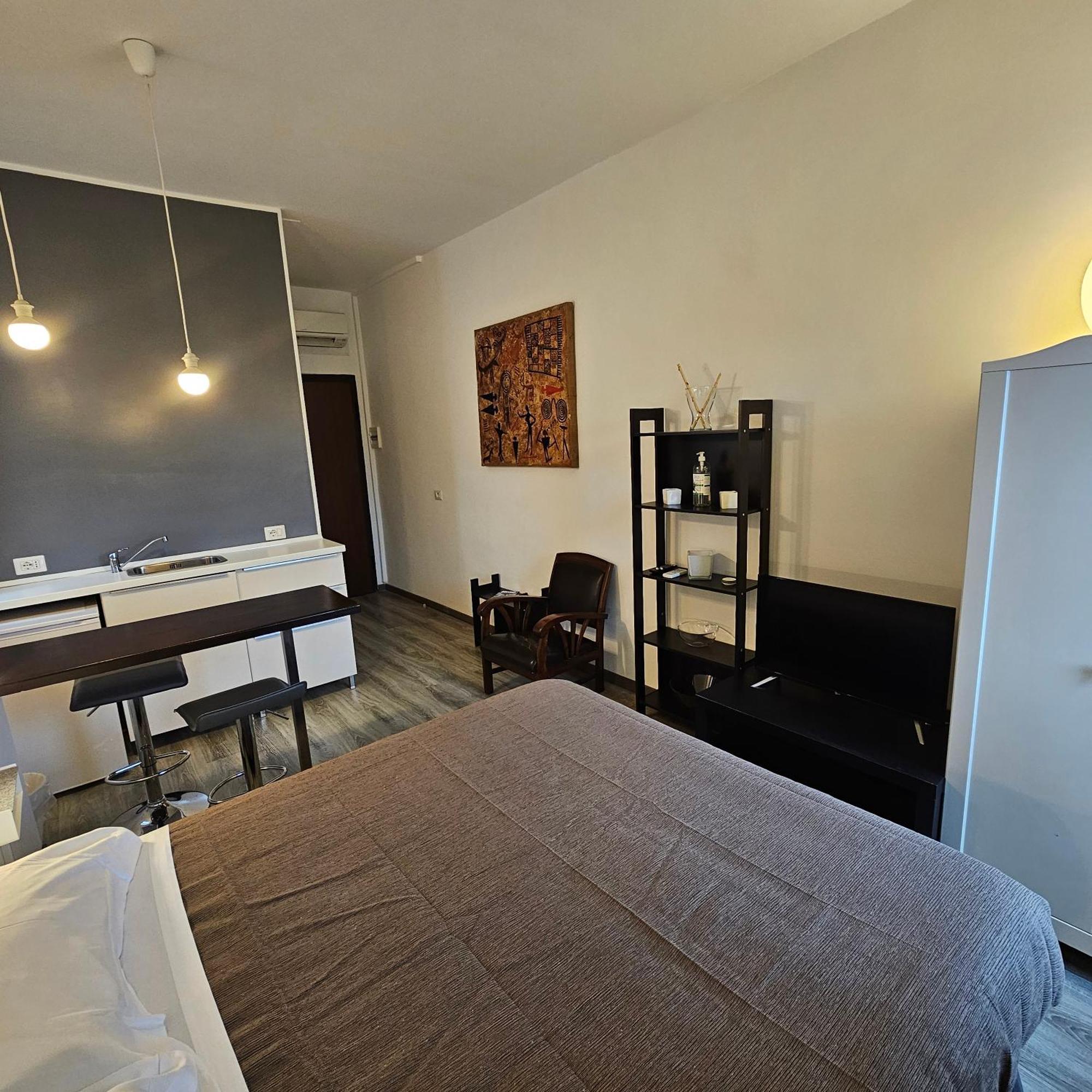 Room & Parking In Centro Citta Con Parcheggio Privato E Wifi โปเตนซา ภายนอก รูปภาพ