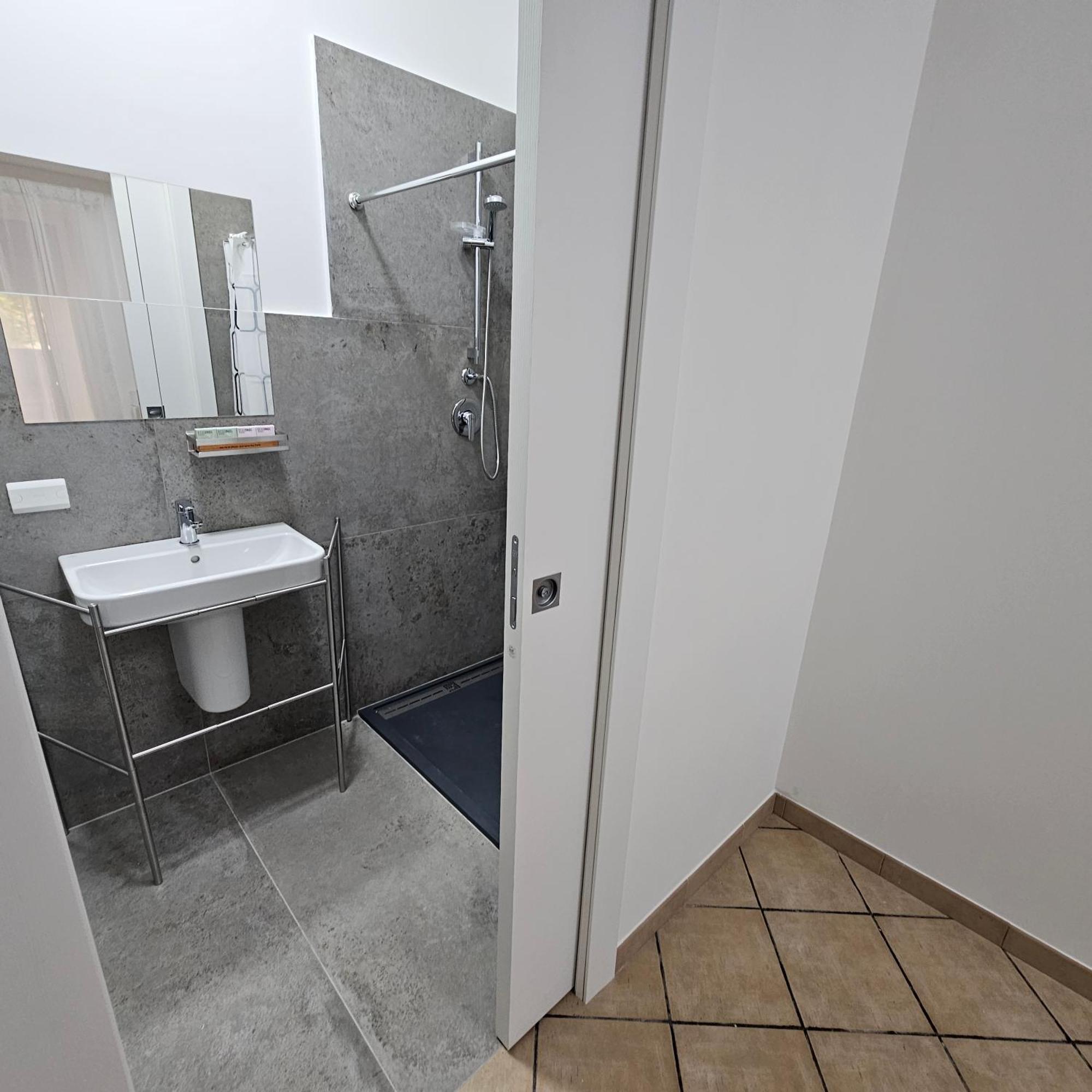 Room & Parking In Centro Citta Con Parcheggio Privato E Wifi โปเตนซา ภายนอก รูปภาพ