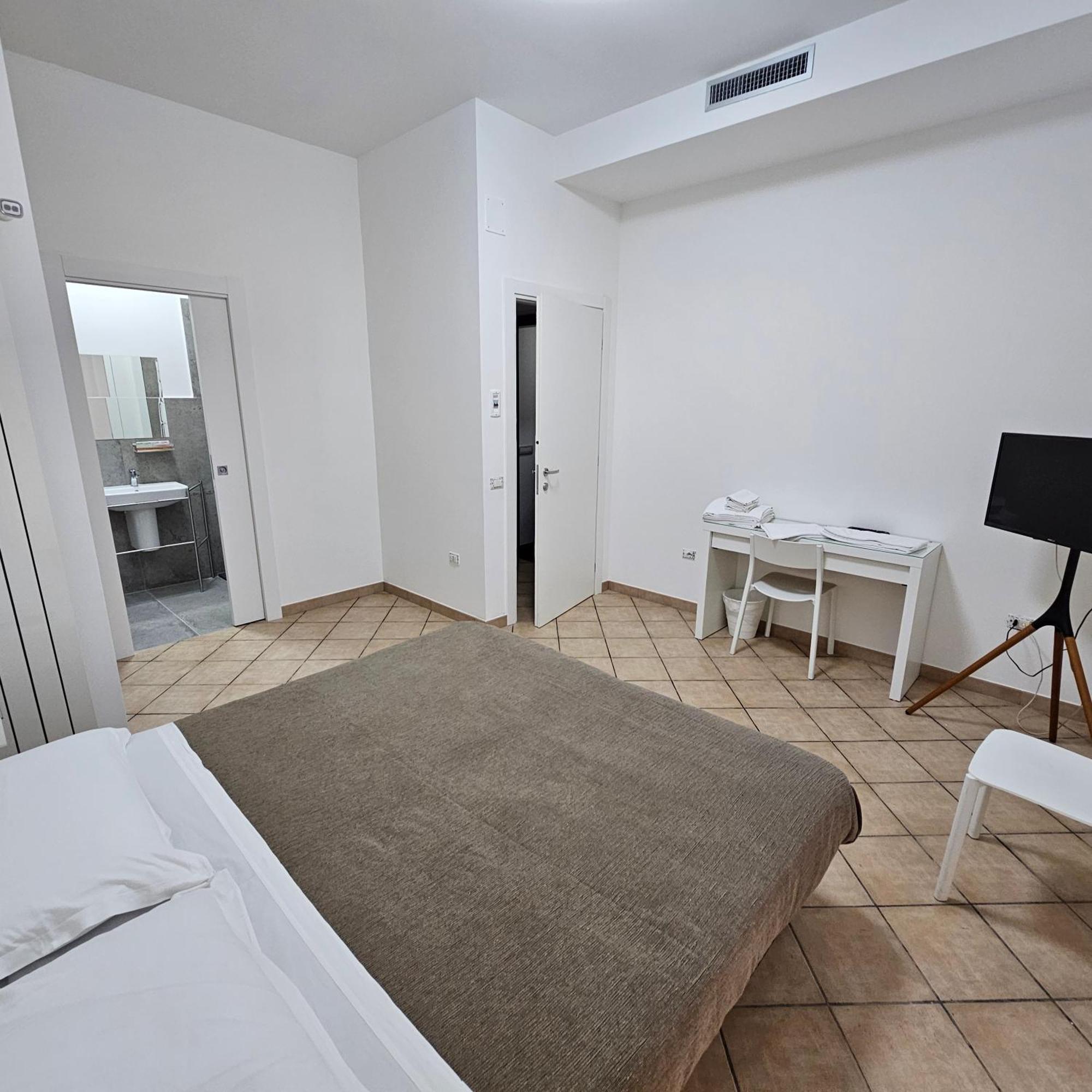 Room & Parking In Centro Citta Con Parcheggio Privato E Wifi โปเตนซา ภายนอก รูปภาพ