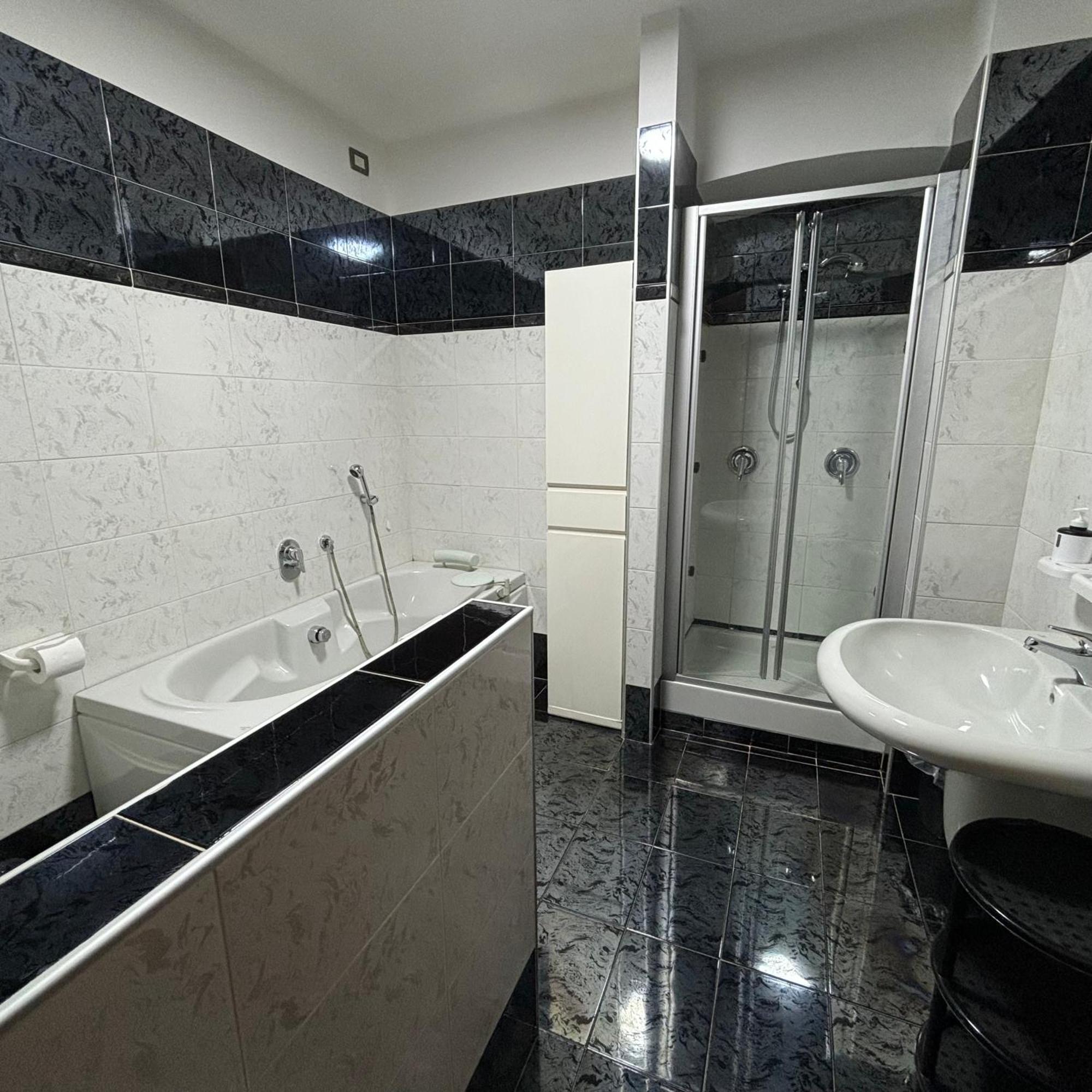 Room & Parking In Centro Citta Con Parcheggio Privato E Wifi โปเตนซา ภายนอก รูปภาพ