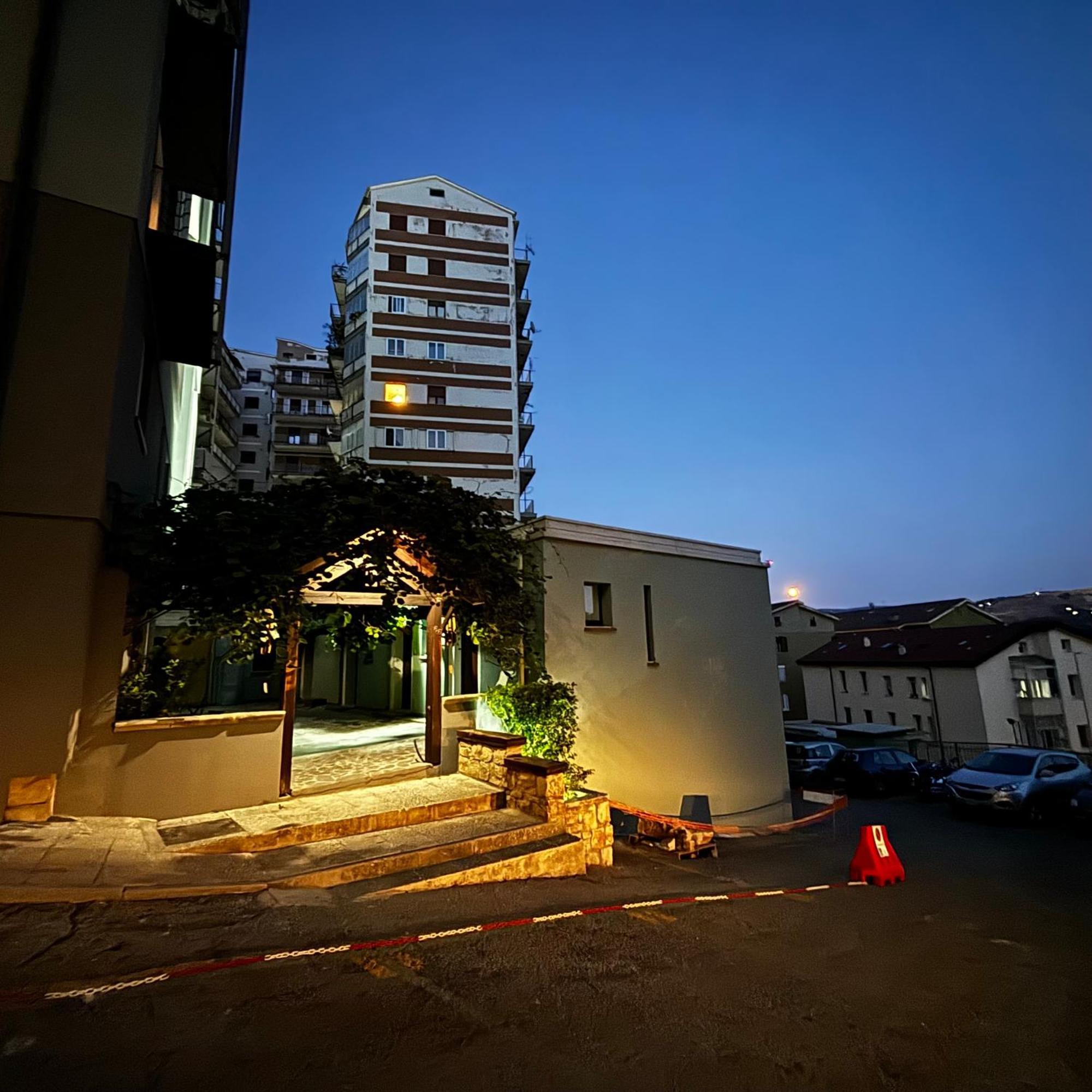 Room & Parking In Centro Citta Con Parcheggio Privato E Wifi โปเตนซา ภายนอก รูปภาพ
