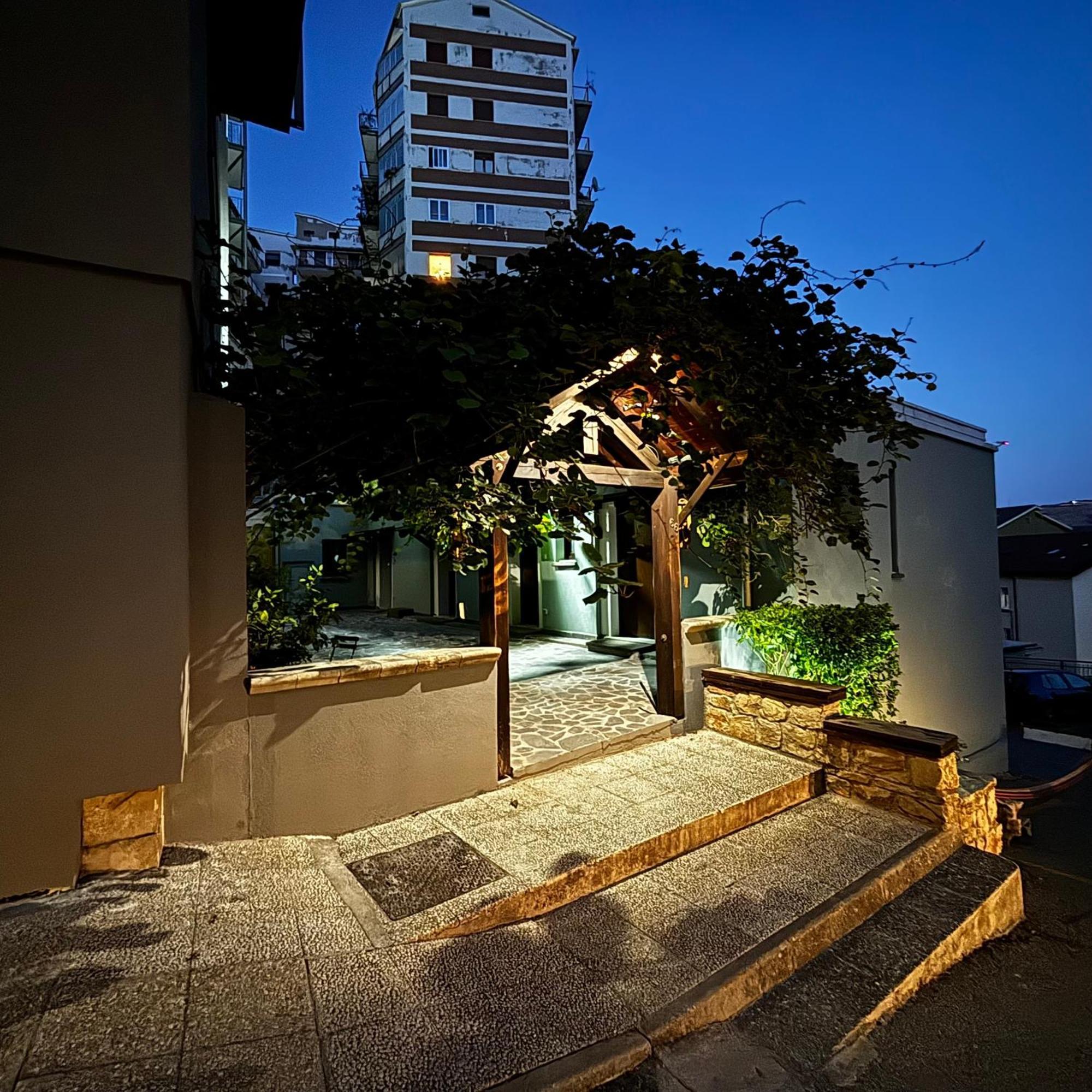 Room & Parking In Centro Citta Con Parcheggio Privato E Wifi โปเตนซา ภายนอก รูปภาพ
